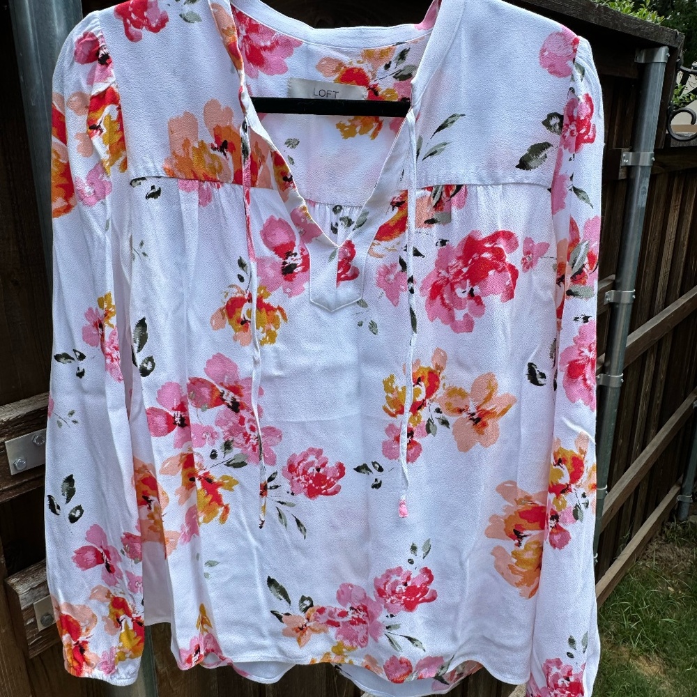 LOFT, MEDIUM, WHITE WITH MULTI COLOR FLOWERS